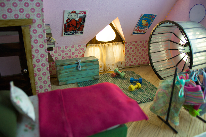 Illustration for article titled El plató más complejo que verás hoy es una ciudad en miniatura creada para una serie protagonizada por hamsters